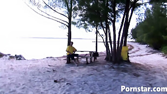 Fukanje Na Prostem Z Velikim Tičem In Tesno Pičko