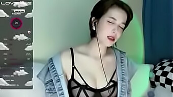 웹캠 걸의 충격적인 생방송은 시청자들이 이를 악물고 소변을 뿌릴 수 있도록 남겨둡니다