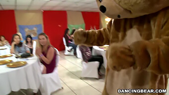 Bergabunglah Dengan Dancing Bear Yang Terkenal Dalam Orgy Hd Ini!