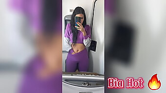 Bia Hot, Seorang Amatir Yang Horny, Memuaskan Dirinya Sendiri Di Kamar Mandi Umum Di Atas Bus