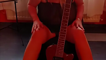 Si Cantik Pirang Cantik Masturbasi Dengan Gitar Dalam Lingerie