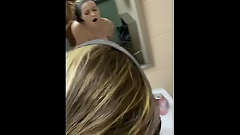 Una Ragazza Minuta Lo Prende Da Dietro In Un Bagno Pubblico