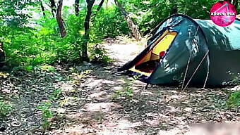 Betrapt Solo Meisje Masturbeert In De Vrije Natuur