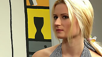 Najstniška Blondinka Raziskuje Svojo Sramežljivo Stran V Intimnem Videu