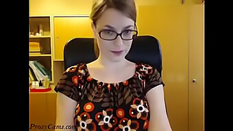 Chica Nerd Muestra Su Cuerpo Y Se Mueve En Un Sexy Striptease En La Webcam