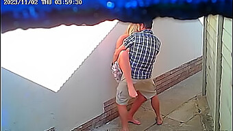 Amateur Stel Wordt Betrapt Op Camera Terwijl Ze Openbare Seks Hebben In Een Restaurant