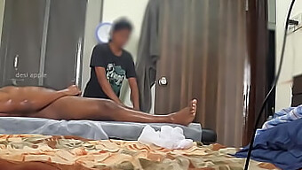 Kepuasan Tak Terduga Seorang Tukang Pijat Dari Batang Ebony Kecil