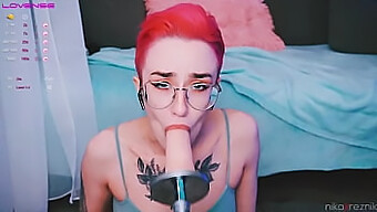 Jovem Tatuada Desfruta De Sexo Oral Com Um Dildo