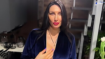 Bomba Brunetă Liza Virgin Își Seduce Fiul Vitreg Cu Cina Ei Senzuală