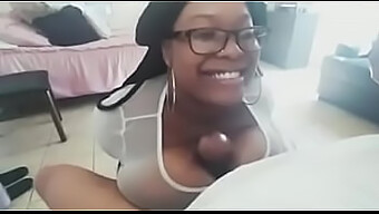 妻子的大自然乳房让他快速高潮