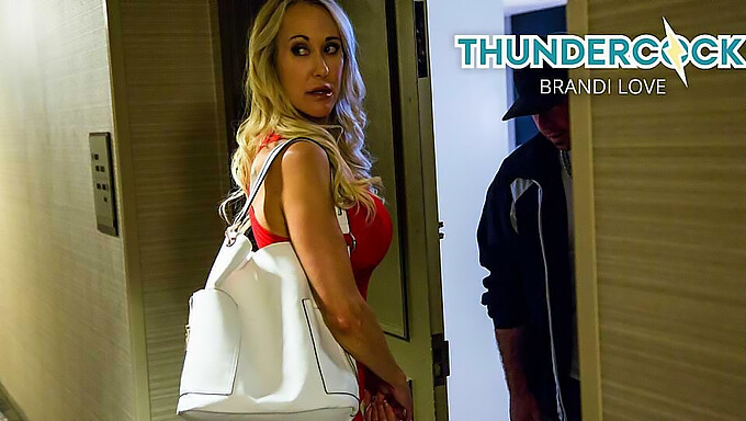 A Loira Milf Brandi Love Faz Um Boquete E Engole Porra