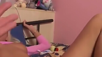 Ein Typ Hilft Einem Geilen Blonden Girl Mit Dildo Und Vibrator