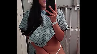 Belleza Hospitalizada Casi Atrapada Complaciéndose En La Webcam