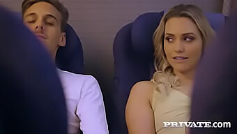 Az Aranyos Lány, Mia Malkova Először Szopást Ad Egy Repülőgépen