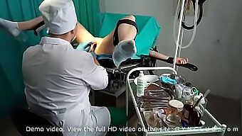 A Lány Csúcsra Jut A Tornacipőn Egy Bdsm Videóban