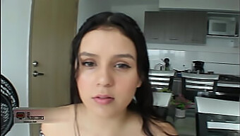 Latina Styvsysters Retande Leder Till En Hardcore Creampie-Möte